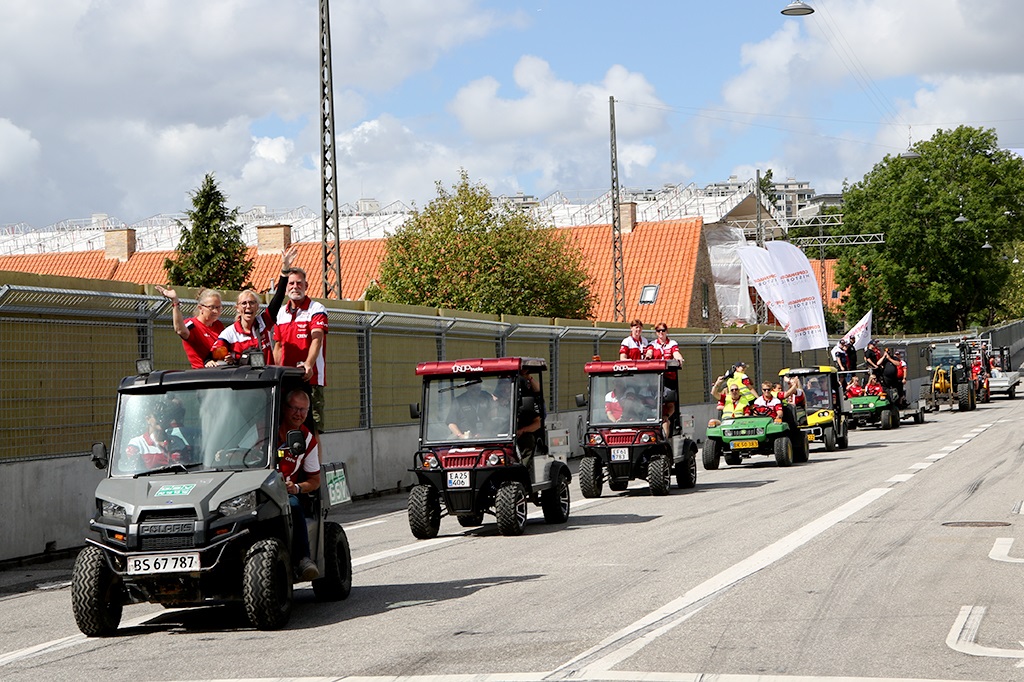 CHGP frivillige hyldes ved en æresrunde på banen.
(Foto: Motorsporten.dk)